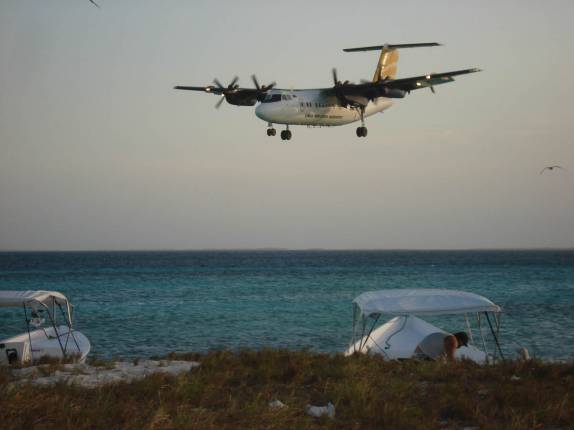Avião chega à Grand Roque, a maior ilha de Los Roques, no litoral venezuelano